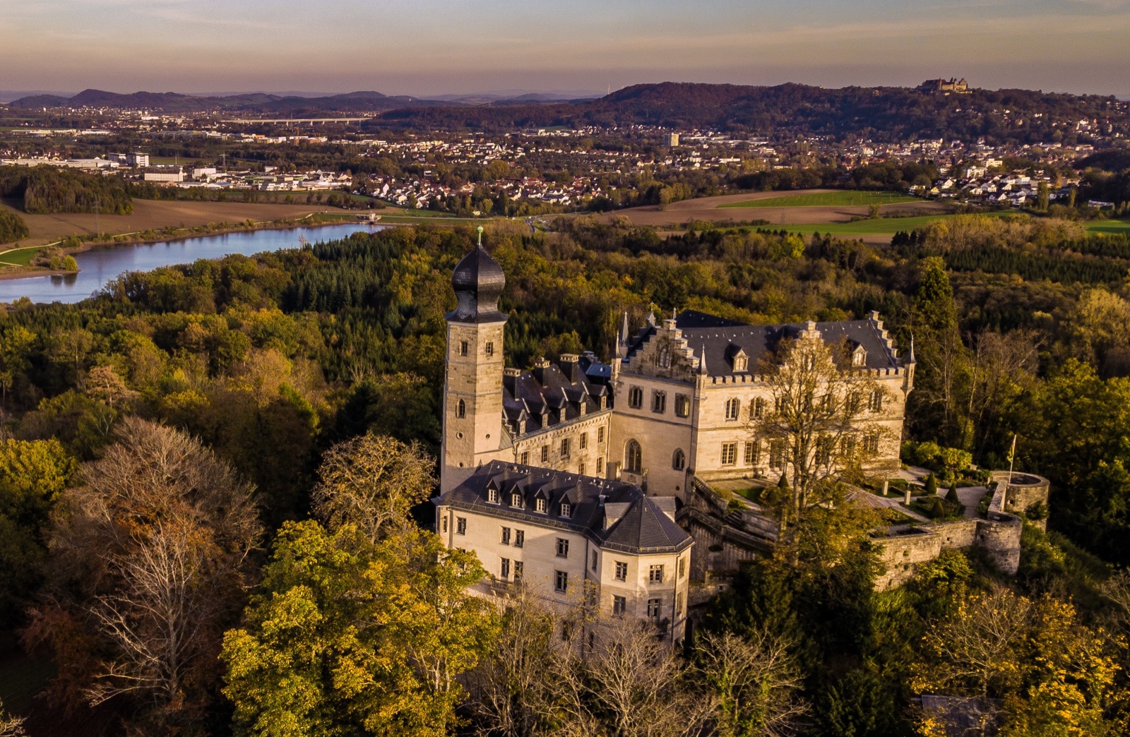 Schloss Callenberg in Coburg, umgeben von Wald, mit Blick über die Landschaft